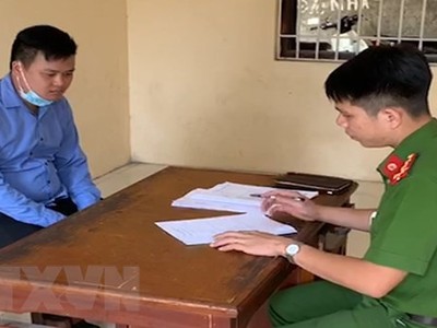 Đối tượng Nguyễn Hữu Minh tại cơ quan công an. (Ảnh: Đinh Tuấn/TTXVN).