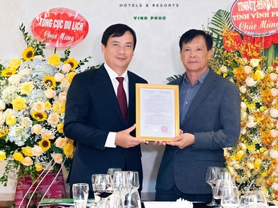 Ông Nguyễn Trùng Khánh, Tổng cục trưởng Tổng cục Du lịch trao giấy chứng nhận 5 sao cho khách sạn DIC Star Vĩnh Phúc.