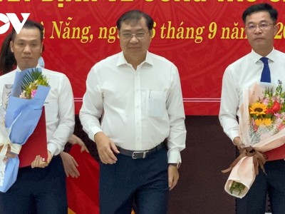Ông Huỳnh Đức Thơ, Chủ tịch UBND TP Đà Nẵng trao quyết định bổ nhiệm.