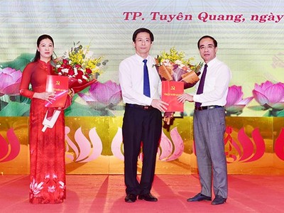 Bí thư Tỉnh ủy Tuyên Quang Chẩu Văn Lâm trao Quyết định về công tác cán bộ cho bà Lê Thị Kim Dung và ông Tạ Đức Tuyên. (Nguồn: baotuyenquang.com.vn).