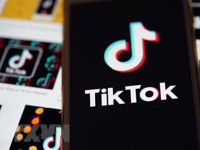 Biểu tượng của TikTok trên màn hình điện thoại ở Arlington, bang Virginia, Mỹ. (Nguồn: THX/TTXVN).