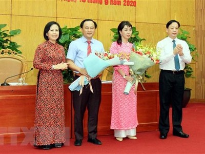 Lãnh đạo Hội đồng nhân dân tặng hoa hai tân Phó Chủ tịch Ủy ban Nhân dân tỉnh. (Ảnh: Thái Thuần/TTXVN).