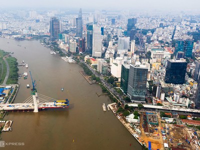Dự án cầu Thủ Thiêm 2 đang dần bắc qua sông Sài Gòn, tháng 7/2020. 