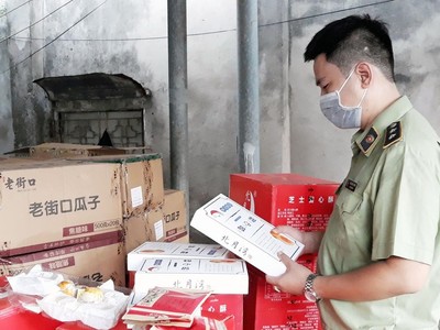 Lực lượng quản lý thị trường Hà Nội kiểm tra các cửa hàng bán bánh trung thu tại quận Hoàn Kiếm. (Ảnh: Đỗ Phương Anh/TTXVN).