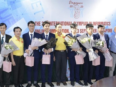 Bộ Giáo dục và Đào tạo chúc mừng các thành viên đội tuyển. (Ảnh: PV).