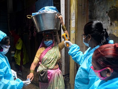 Kiểm tra thân nhiệt phòng lây nhiễm COVID-19 tại Mumbai, Ấn Độ. (Ảnh: AFP/TTXVN).