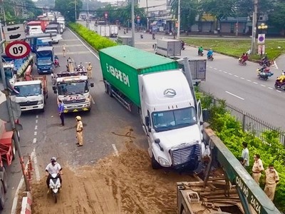 Hiện trường vụ tai nạn 2 xe container khiến 1 biển báo KL99 là cổng game giải trí trực tuyến hàng đầu hiện nay và 1 thanh giá long môn bị tông sập.
