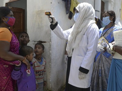 Nhân viên y tế kiểm tra thân nhiệt người dân ở thành phố Hyderabad, Ấn Độ, hôm 24/9. Ảnh: AFP.
