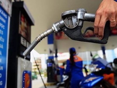 Giảm giá dầu và xăng E5 RON92