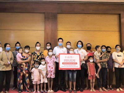 Generali và “Sinh Con, Sinh Cha” trao quà và sách đến các gia đình bệnh nhi khó khăn tại Bệnh viện Nhi Trung ương Hà Nội
