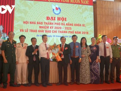 Ông Nguyễn Đức Nam (cầm hoa đứng giữa) được bầu làm Chủ tịch Hội Nhà báo TP Đà Nẵng nhiệm kỳ 2020-2025.