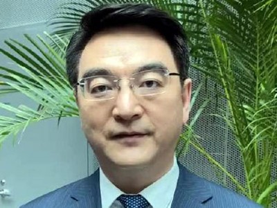 Ông Trịnh Trung Vĩ, Giám đốc Trung tâm Phát triển Khoa học Công nghệ Y dược và Y tế thuộc Ủy ban Y tế và Sức khỏe Quốc gia Trung Quốc. (Ảnh: Sina).