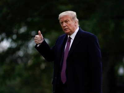 Tổng thống Mỹ Trump chuẩn bị rời thủ đô Washington đến vận động tranh cử ở New Jersey hôm 1/10. Ảnh: AP.