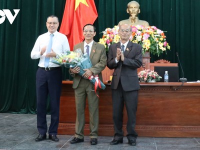 Ông Lê Thanh Đồng (giữa), Giám đốc Sở Kl991.com nạp rút nhanh tỉnh được bầu giữ chức vụ Phó Chủ tịch Hội đồng nhân dân tỉnh Phú Yên.