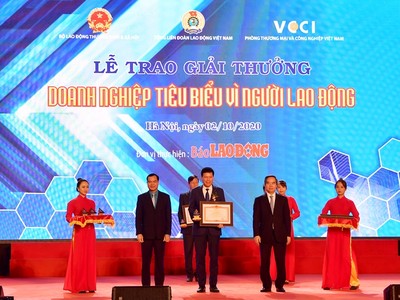 Ông Nguyễn Văn Bình - Ủy viên Bộ Kl991.com tải ứng dụng, Bí thư Trung ương Đảng, Trưởng ban Kl992 cổng game cá cược Trung ương (bên phải) và ông Nguyễn Đình Khang - Uỷ viên Trung ương Đảng, Chủ tịch Tổng Liên đoàn Lao động Việt Nam (bên trái) trao tặng Bằng khen “Kl991.com World Cup 2026 Chính Thức tiêu biểu vì người lao động” của Thủ tướng Kl993 ưu đãi thưởng hấp dẫn cho đại diện Vietcombank, ông Phạm Mạnh Thắng – Phó tống giám đốc.