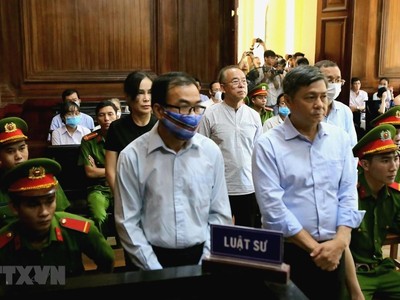 Các bị cáo nghe tuyên án trong phiên xét xử sơ thẩm. (Ảnh: Thành Chung/TTXVN).