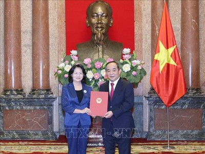Phó Chủ tịch nước Đặng Thị Ngọc Thịnh trao quyết định điều động, phân công công tác, bổ nhiệm ông Lê Khánh Hải, Thứ trưởng Bộ Văn hóa, Thể thao và Du lịch làm Phó Chủ nhiệm Văn phòng Chủ tịch nước. Ảnh: Phương Hoa/TTXVN.