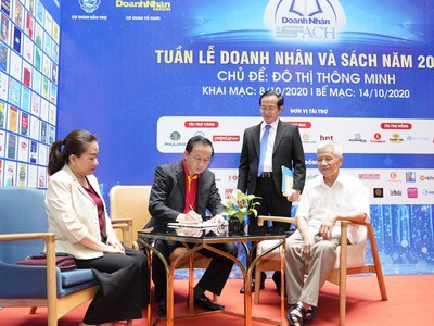 Ông Đỗ Xuân Quang thực hiện lễ khai bút, gửi gắm những lời chúc tới "Tuần lễ Doanh nhân và Sách".