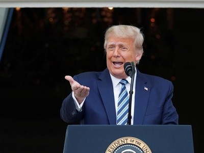 Tổng thống Trump phát biểu trước đám đông người ủng hộ từ ban công Nhà Trắng ngày 10/10. Ảnh: Reuters.