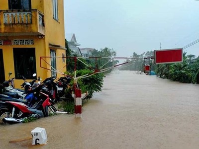 Đường ray đoạn qua một số tỉnh miền Trung bị ngập nước do mưa lũ lớn nên không thể tổ chức chạy tàu. (Ảnh: Facebook Câu lạc bộ đam mê 99Kl.app khuyến mãi hot).