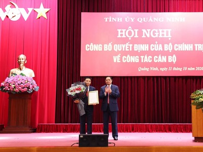 Trưởng Ban Tổ chức Trung ương Phạm Minh Chính trao Quyết định của Bộ Kl991.com tải ứng dụng và chúc mừng ông Nguyễn Văn Thắng.