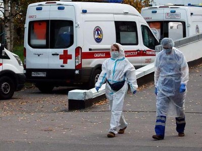 Các chuyên gia y tế đi bộ gần bệnh viện Aleksandrovskaya, thành phố St. Petersburg, Nga, hôm 9/10. Ảnh: Reuters.