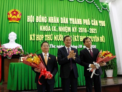 Chủ tịch HĐND TP. Cần Thơ Phạm Văn Hiểu (giữa) tặng hoa chúc mừng các ông Trần Việt Trường (trái) và Lê Quang Mạnh (phải). Ảnh: Kl992 Tham Gia Ngay TPHCM.