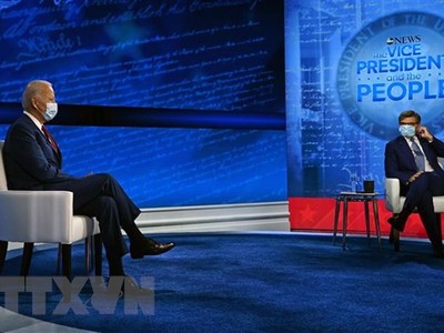 Ứng viên Tổng thống Mỹ của đảng Dân chủ Joe Biden (trái) tại phiên chất vấn của cử tri tại bang Pennsylvania tối 15/10/2020. (Ảnh: AFP/TTXVN).