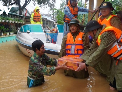 Lực lượng công an cứu trợ mì tôm cho dân vùng lũ. (Ảnh minh họa).
