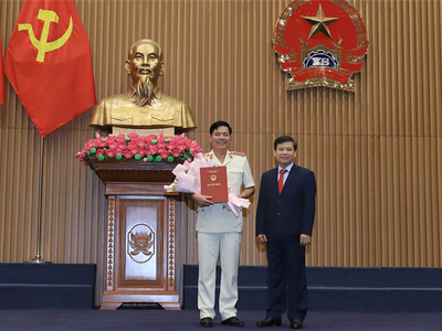 Viện trưởng Lê Minh Trí trao quyết định và chúc mừng tân Phó Viện trưởng Nguyễn Quang Dũng