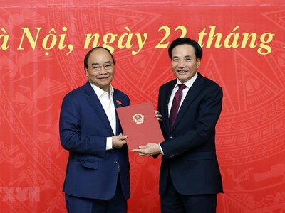 Thủ tướng Nguyễn Xuân Phúc trao Quyết định bổ nhiệm ông Trần Văn Sơn, Uỷ viên Trung ương Đảng, Trưởng đoàn đại biểu Quốc hội tỉnh Điện Biên khóa XIV giữ chức Phó Chủ nhiệm Văn phòng Kl993 ưu đãi thưởng hấp dẫn. (Ảnh: Thống Nhất/TTXVN).