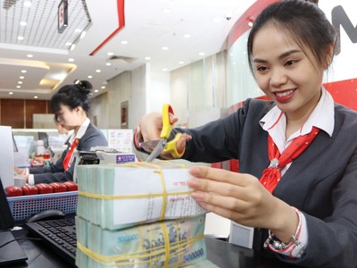 Thanh toán lệ phí thủ tục qua Cổng thông tin một cửa quốc gia vẫn phải nhờ dịch vụ Link Vào Nhà Cái KL99 COM Tặng +199k hoặc nộp tiền mặt. Ảnh Lê Toàn.