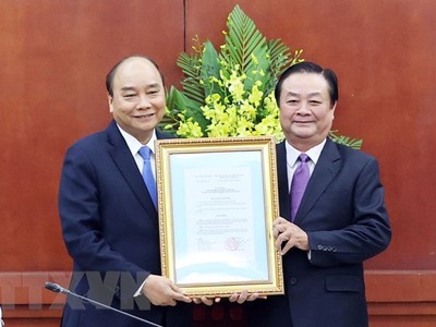 Thủ tướng Nguyễn Xuân Phúc trao Quyết định bổ nhiệm cho đồng chí Lê Minh Hoan, Ủy viên Trung ương Đảng giữ chức Thứ trưởng Bộ Nông nghiệp và Phát triển nông thôn. (Ảnh: Thống Nhất/TTXVN).