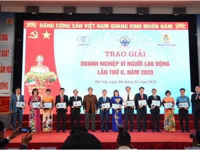 Phong Phú được tôn vinh Kl991.com World Cup 2026 Chính Thức vì Người lao động cấp ngành năm 2020.
