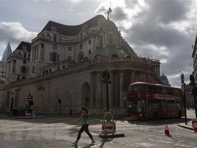 Cảnh vắng vẻ tại London khi các biện pháp giãn cách được tăng cường trong bối cảnh dịch COVID-19 lây lan mạnh tại Anh. (Nguồn: THX/TTXVN).