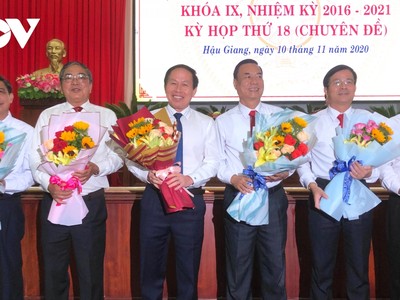 Ông Trần Văn Huyến (thứ hai từ phải qua) và ông Đồng Văn Thanh (bìa trái) nhận hoa chúc mừng.
