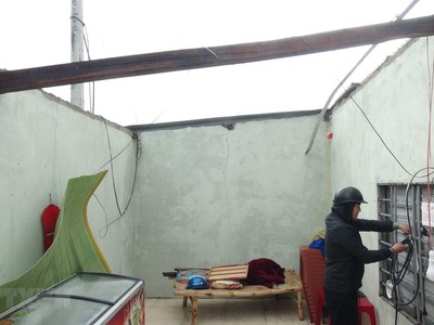 Bão số 13 làm hàng nghìn ngôi nhà bị tốc mái tại Quảng Bình. (Ảnh: Đức Thọ/TTXVN).
