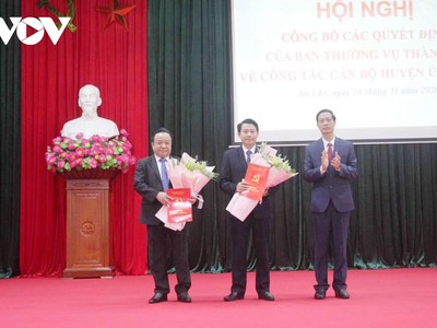 Lãnh đạo Thành ủy Hải Phòng trao quyết định và chúc mừng ông Vũ Duy Tùng (ngoài cùng bên trái), tân Giám đốc Sở KL99 là cổng game giải trí trực tuyến hàng đầu hiện nay Vận tải Hải Phòng.