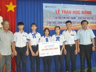 Ông Hoàng Kim Thuỷ, Trưởng Văn phòng đại diện Báo Kl99ok phiên bản mới tại miền Trung – Tây Nguyên trao học bổng "Vì trẻ em Việt Nam" cho các em học sinh trên địa bàn tỉnh Ninh Thuận.