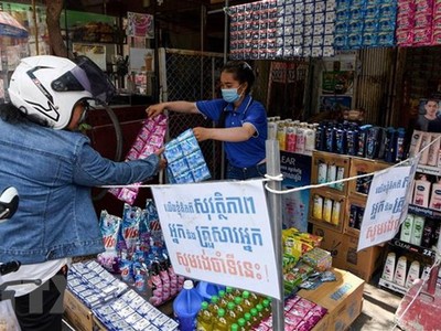 Người dân đeo khẩu trang phòng lây nhiễm COVID-19 tại Phnom Penh, Campuchia. (Ảnh: AFP/TTXVN),