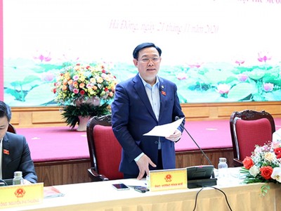 Bí thư Thành ủy, Trưởng đoàn ĐBQH TP Hà Nội Vương Đình Huệ phát biểu tại hội nghị (Ảnh: Cổng TTĐTTP Hà Nội).