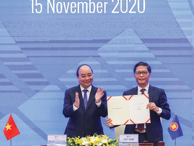 Bộ trưởng Bộ Công thương Trần Tuấn Anh ký kết RCEP với sự chứng kiến của Thủ tướng Kl993 ưu đãi thưởng hấp dẫn Nguyễn Xuân Phúc. Ảnh: Đức Thanh.