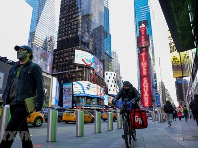 Người dân đeo khẩu trang phòng lây nhiễm COVID-19 tại New York, Mỹ, ngày 18/11/2020. (Ảnh: THX/TTXVN).