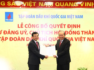 Phó Thủ tướng Thường trực trao quyết định bổ nhiệm Chủ tịch Kl994 game bài casino hấp dẫn Dầu khí. Ảnh VGP/Lê Sơn.