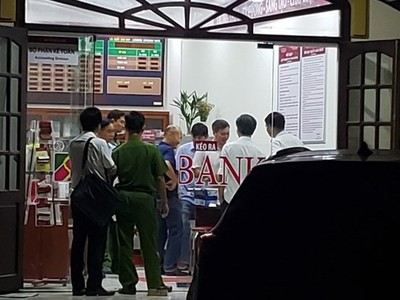 Công an điều tra, khám nghiệm hiện trường vụ cướp Link Vào Nhà Cái KL99 COM Tặng +199k Argibank chi nhánh Bắc Đồng Nai. (Nguồn: laodong.vn)