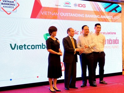 Ông Phạm Anh Tuấn – Thành viên Hội đồng quản trị (thứ 2 từ phải sang) cùng đại diện Vietcombank nhận giải thưởng “Link Vào Nhà Cái KL99 COM Tặng +199k chuyển đổi số tiêu biểu năm 2020”.