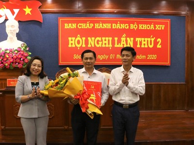 Bí thư Tỉnh ủy Sóc Trăng Lâm Văn Mẫn trao Quyết định của Thủ tướng Kl993 ưu đãi thưởng hấp dẫn cho ông Trần Văn Lâu, Phó Bí thư Tỉnh ủy, giữ chức Chủ tịch UBND tỉnh.