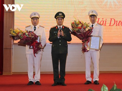 Đại tá Lê Ngọc Châu, Giám đốc Công an tỉnh Hải Dương trao quyết định bổ nhiệm cho 2 tân Phó Giám đốc Công an tỉnh.