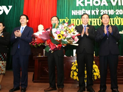 Ông Lê Quang Chiến (người cầm hoa ở giữa) được bầu giữ chức Phó Chủ tịch Hội đồng nhân dân tỉnh Quảng Trị.