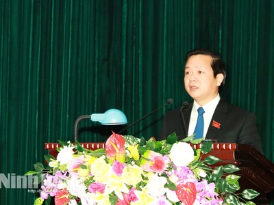 Ông Phạm Quang Ngọc, Phó Bí thư Tỉnh ủy, Chủ tịch UBND tỉnh phát biểu tại kỳ họp. (Ảnh: Báo Ninh Bình).